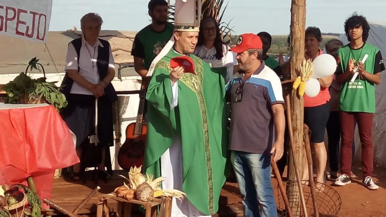 Bispo faz visita em solidariedade a famílias acampadas em Querência do Norte-PR