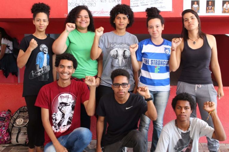 jovens  são premiados em concurso de poesia