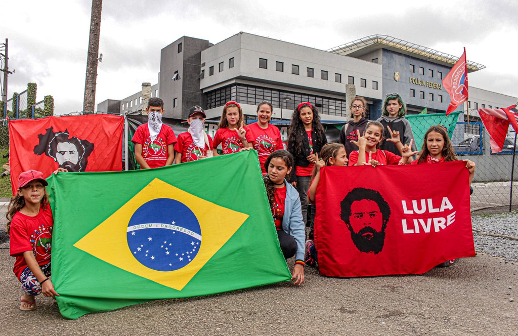 Crianças Sem Terrinha do Paraná enviam carta à Lula e visitam Vigília