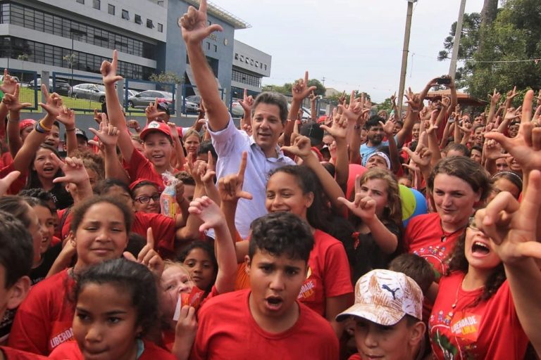Mais de 400 crianças Sem Terrinha visitam a Vigília Lula Livre ao lado de Haddad