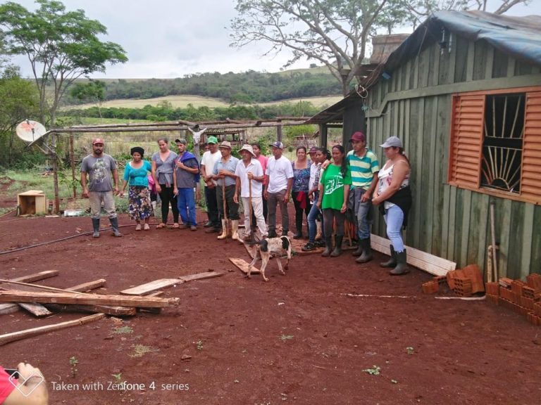 Mais de 50 famílias resistem a ameaça de despejo no Paraná