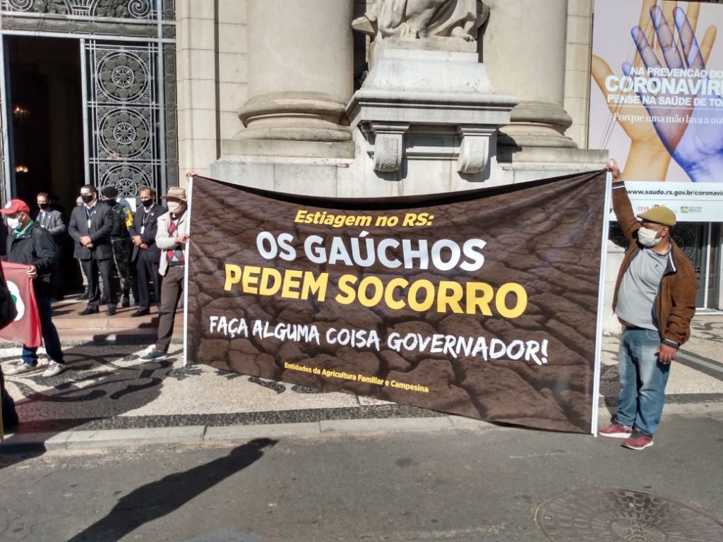 Seca no RS: agricultores protestam em frente ao Palácio Piratini - MST