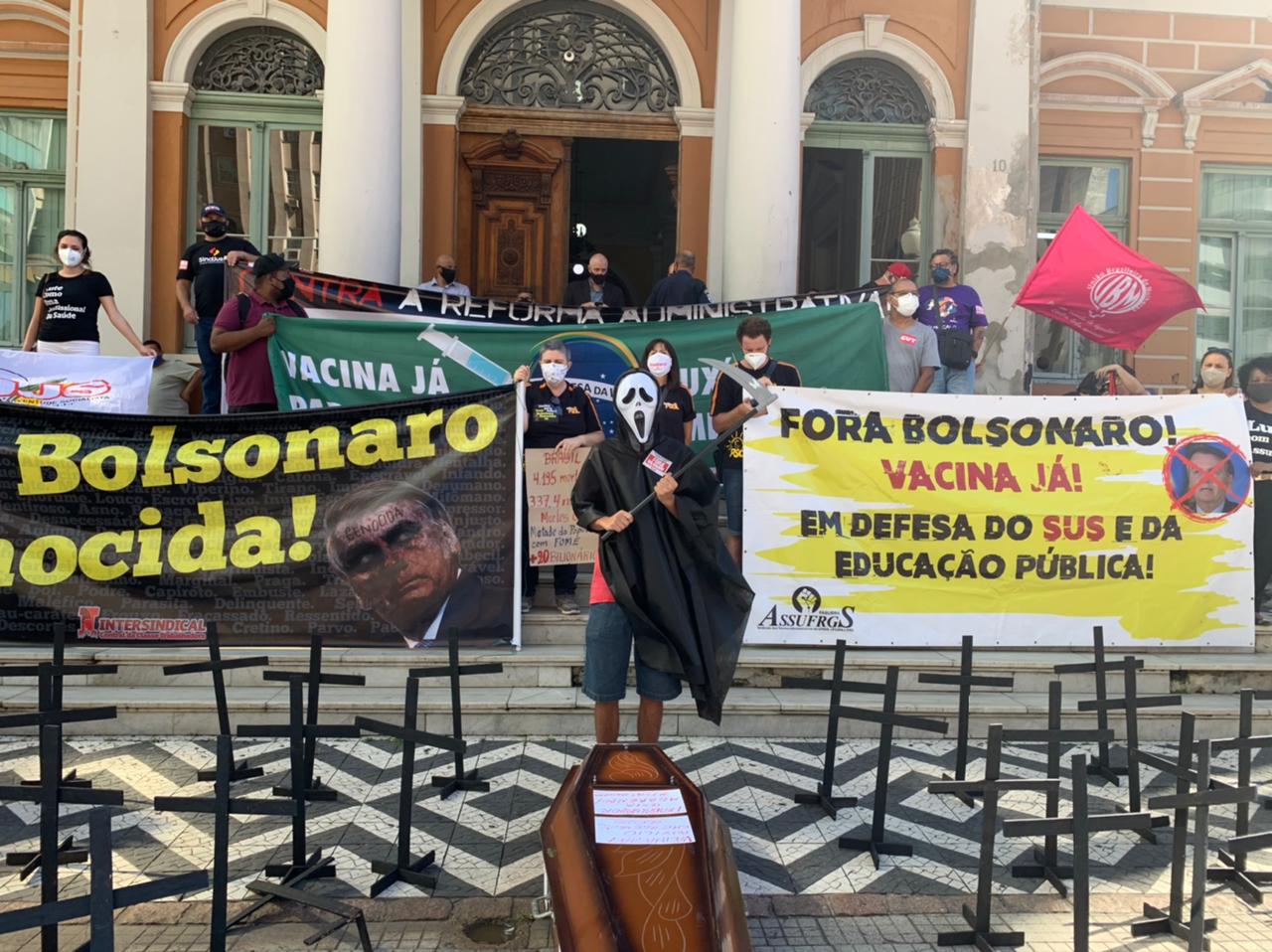 Manifestantes fazem atos contra Bolsonaro e a favor da vacina; FOTOS dos  protestos pelo Brasil, Política