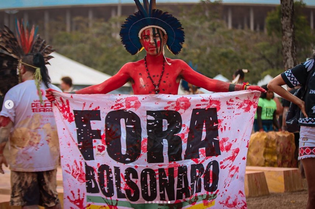 Demarcação já! Agronegócio mata! Pare Bolsonaro genocida! Foto: @oguajajara/ Mídia Índia/ Reprodução Instagram
