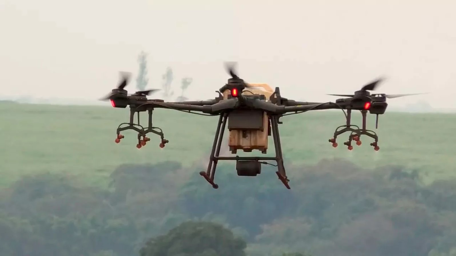 Cresce uso de drones para pulverizar agrotóxicos em plantações no Brasil