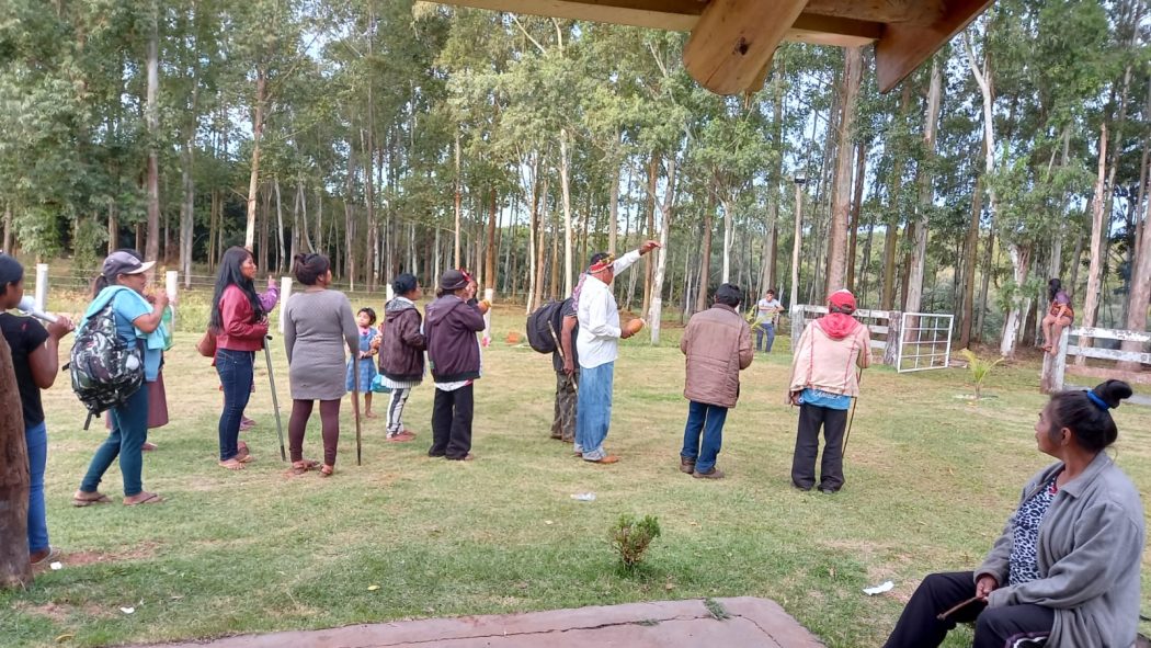 Indígenas retomam fazenda em protesto ao assassinado de jovem Guarani Kaiowá, em Coronel Sapucaia (MS)