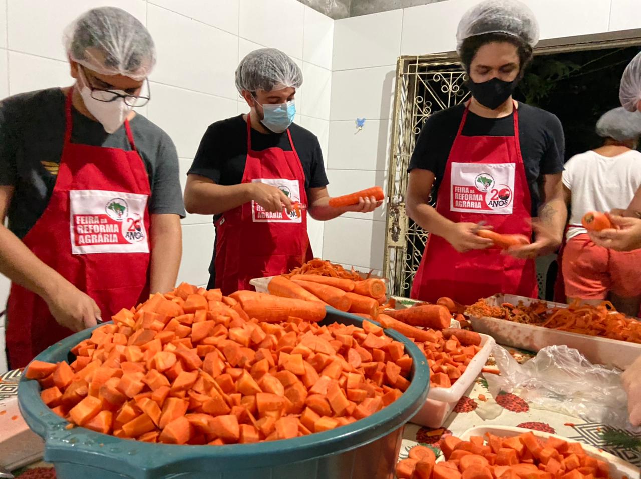 Em Ação De Solidariedade Mst Distribui Marmitas E Toneladas De Alimentos Na Periferia De Maceió 8558