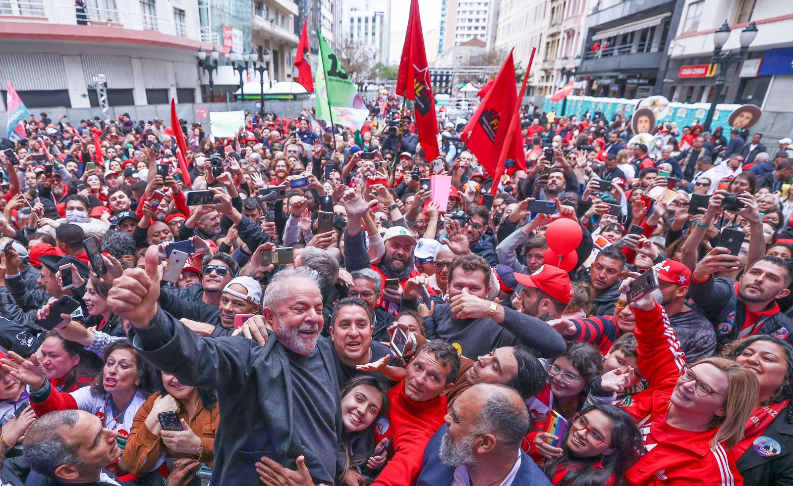 Reconstruir o país “está em nossas mãos”, diz Lula em comício histórico, em Curitiba/PR