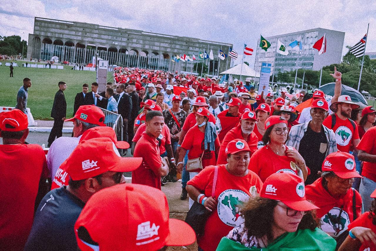 Marcha de ativistas do campo e das cidades colore de povo a posse de ...