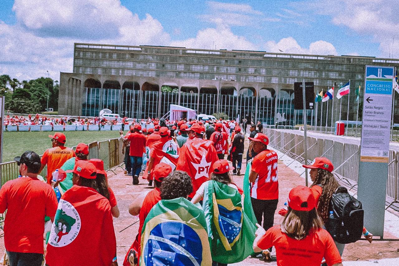 Marcha de ativistas do campo e das cidades colore de povo a posse de ...