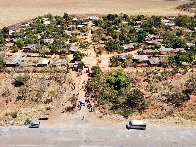 Famílias de acampamento em Brazlândia (DF) realizam ato para