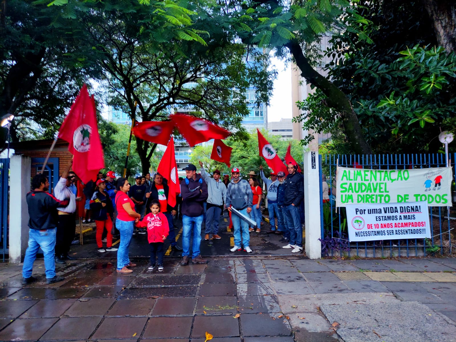 Abril Vermelho: MST no RS realiza vigília no pátio do Incra, em Porto  Alegre - MST