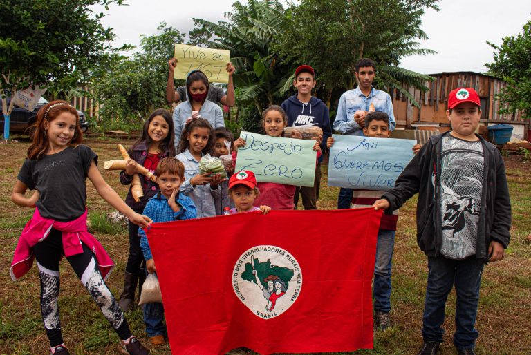 Crianças da comunidade Nova Canaã, de Peabiru (PR), pedem o fim dos despejos. Foto: Juliana Barbosa
