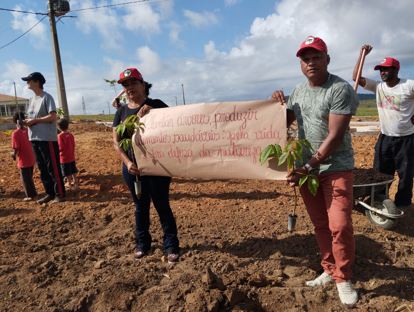 MST semeia esperança com plantios no Dia da Árvore