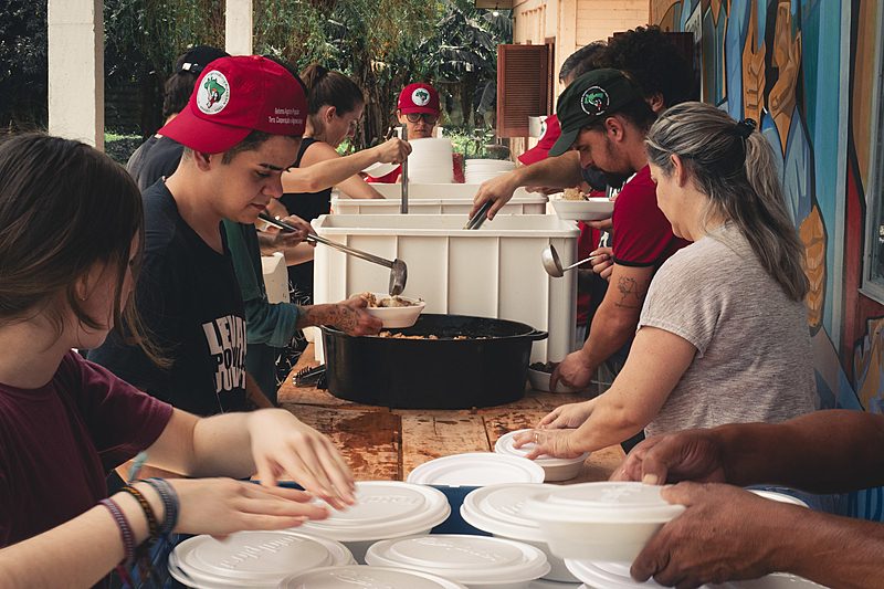 Cozinha solidária do MST distribui milhares de marmitas para atingidos pelas chuvas no RS