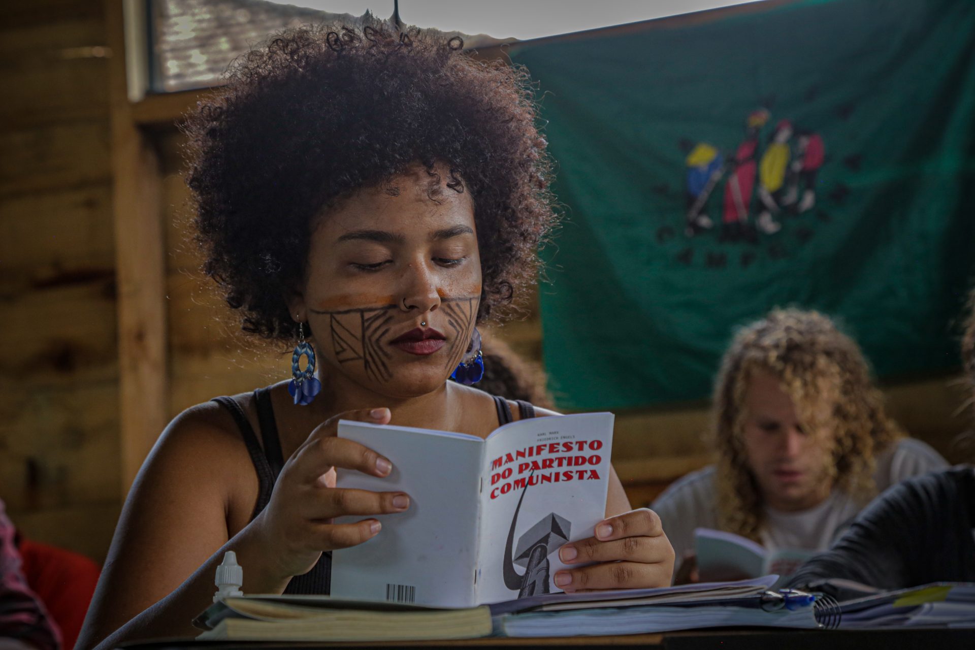 Dia dos Livros Vermelhos: resistência e transformação através da leitura