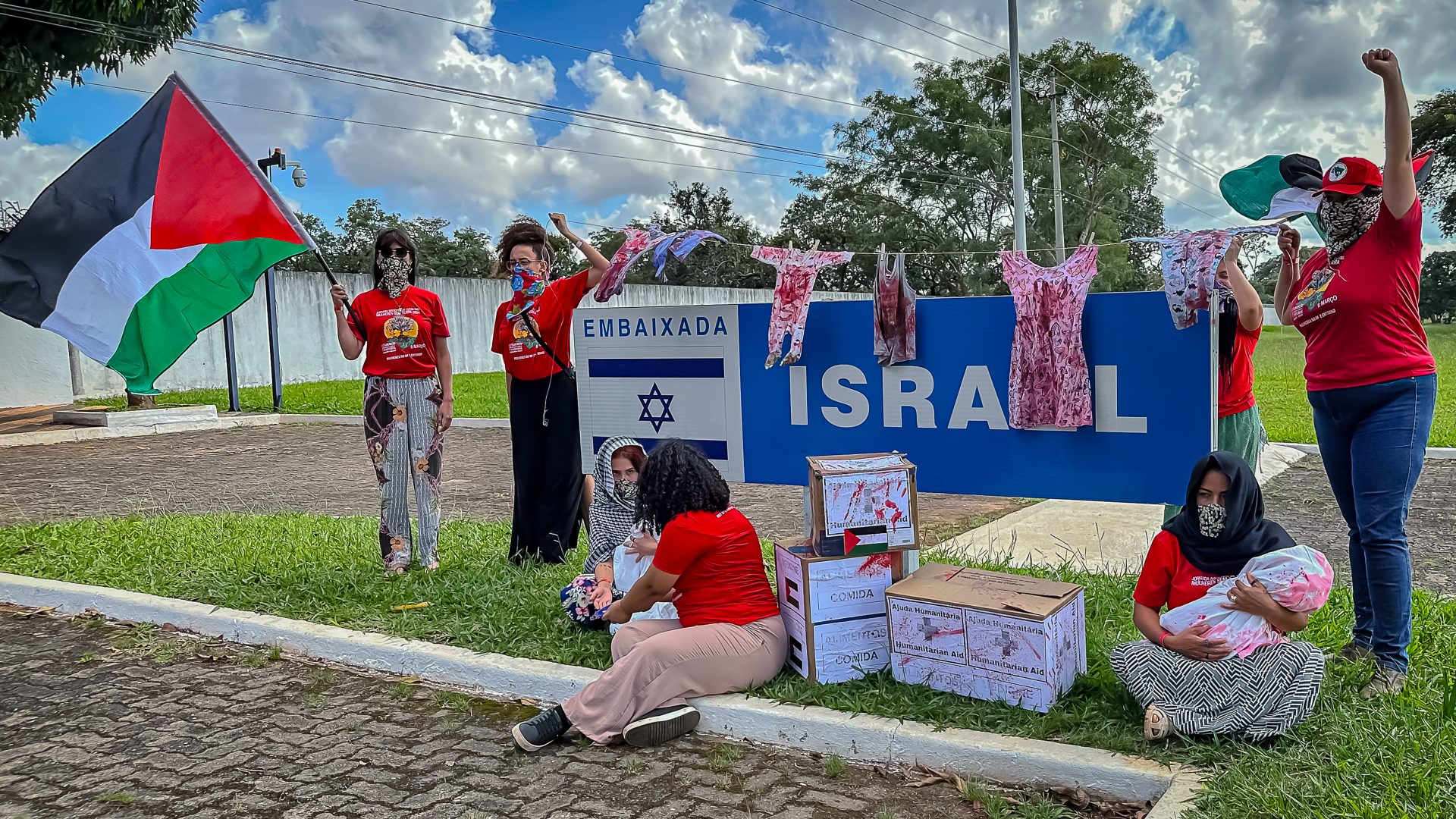 Mulheres do MST denunciam genocídio em protesto na Embaixada de Israel em Brasília