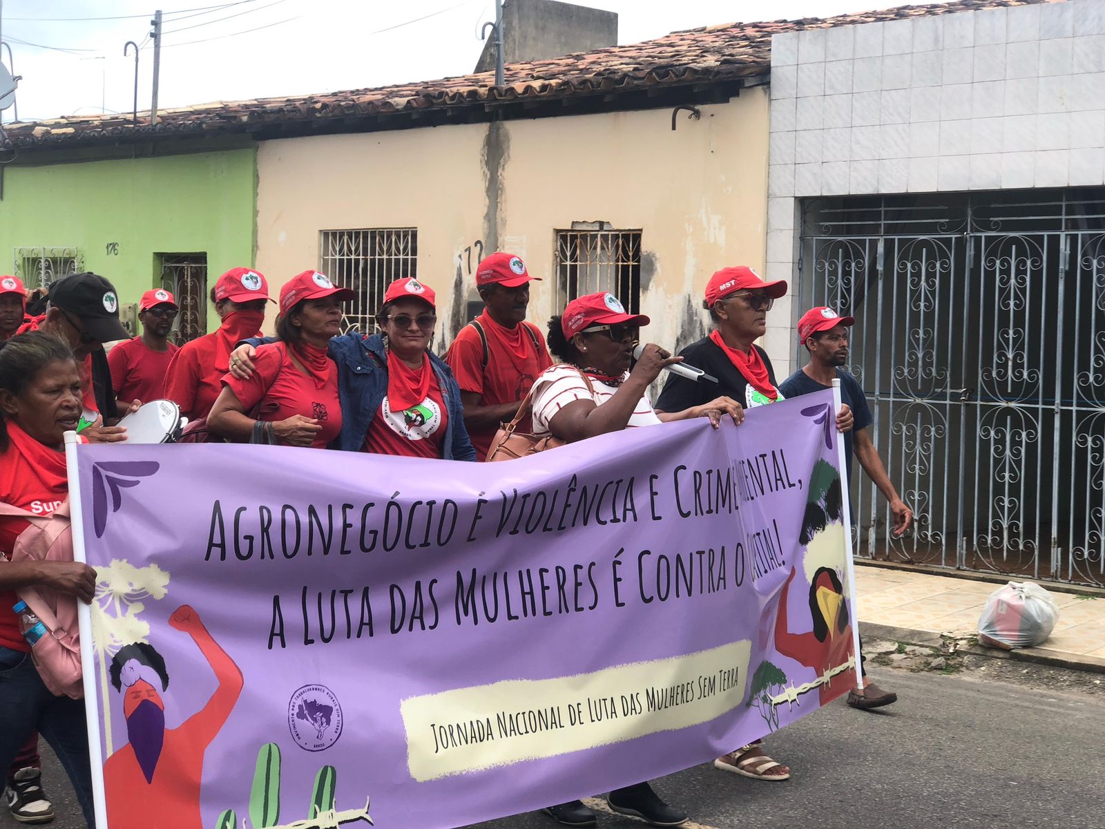 Mulheres Sem Terra de Sergipe fecham a BR-101 e distribuem mais de 5 toneladas de alimentos
