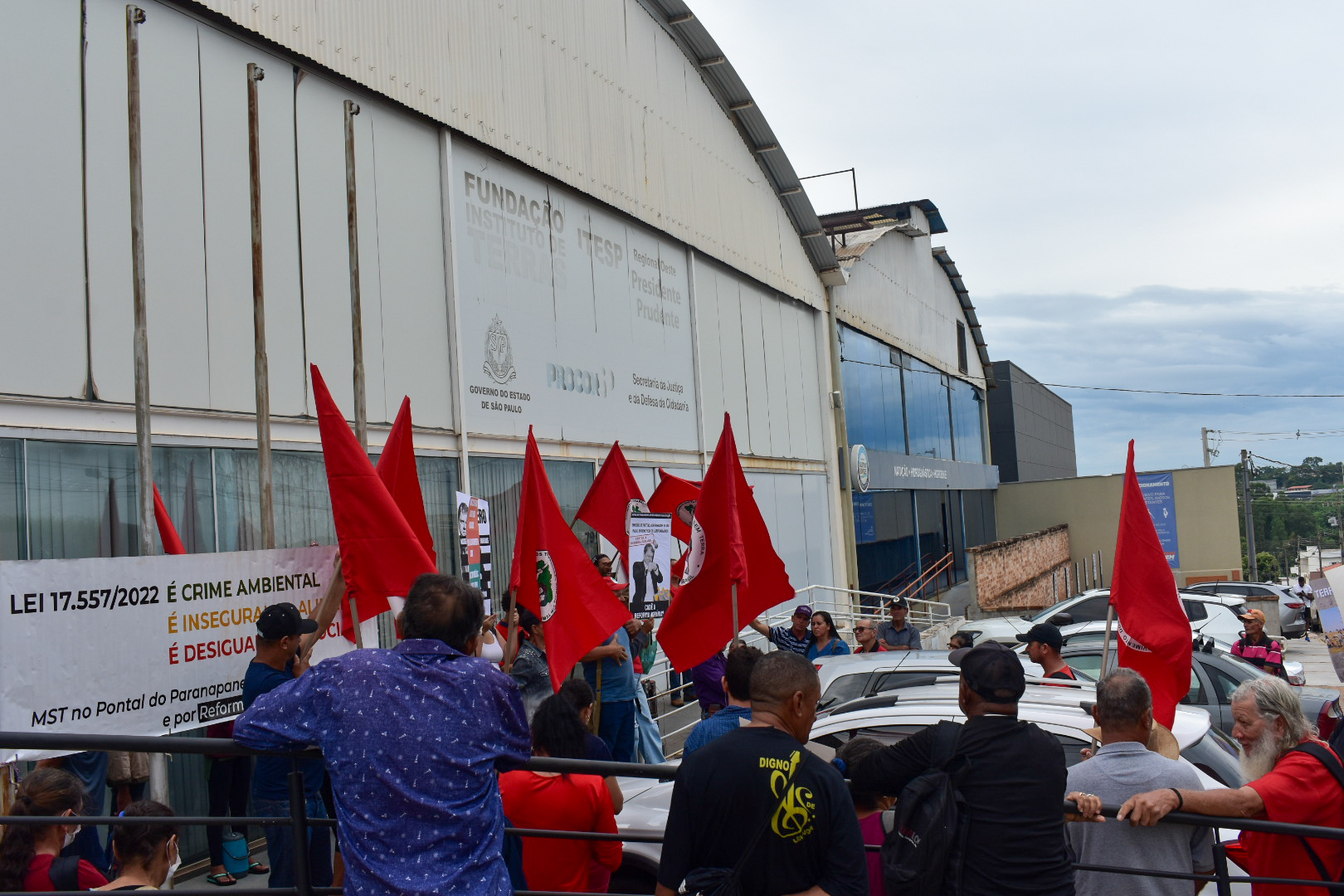 MST faz ato em frente ao escritório do Itesp em Presidente Prudente-SP