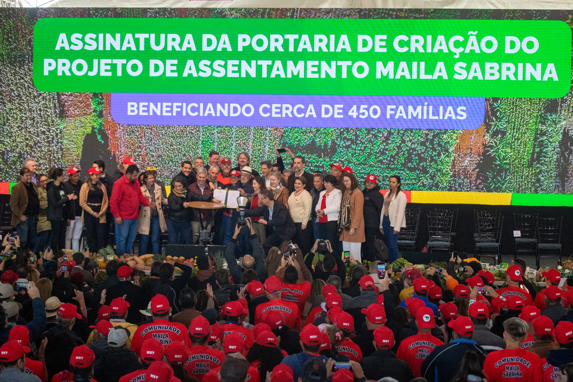 Lula e sete ministros participam do ato de criação do assentamento Maila Sabrina, no Paraná