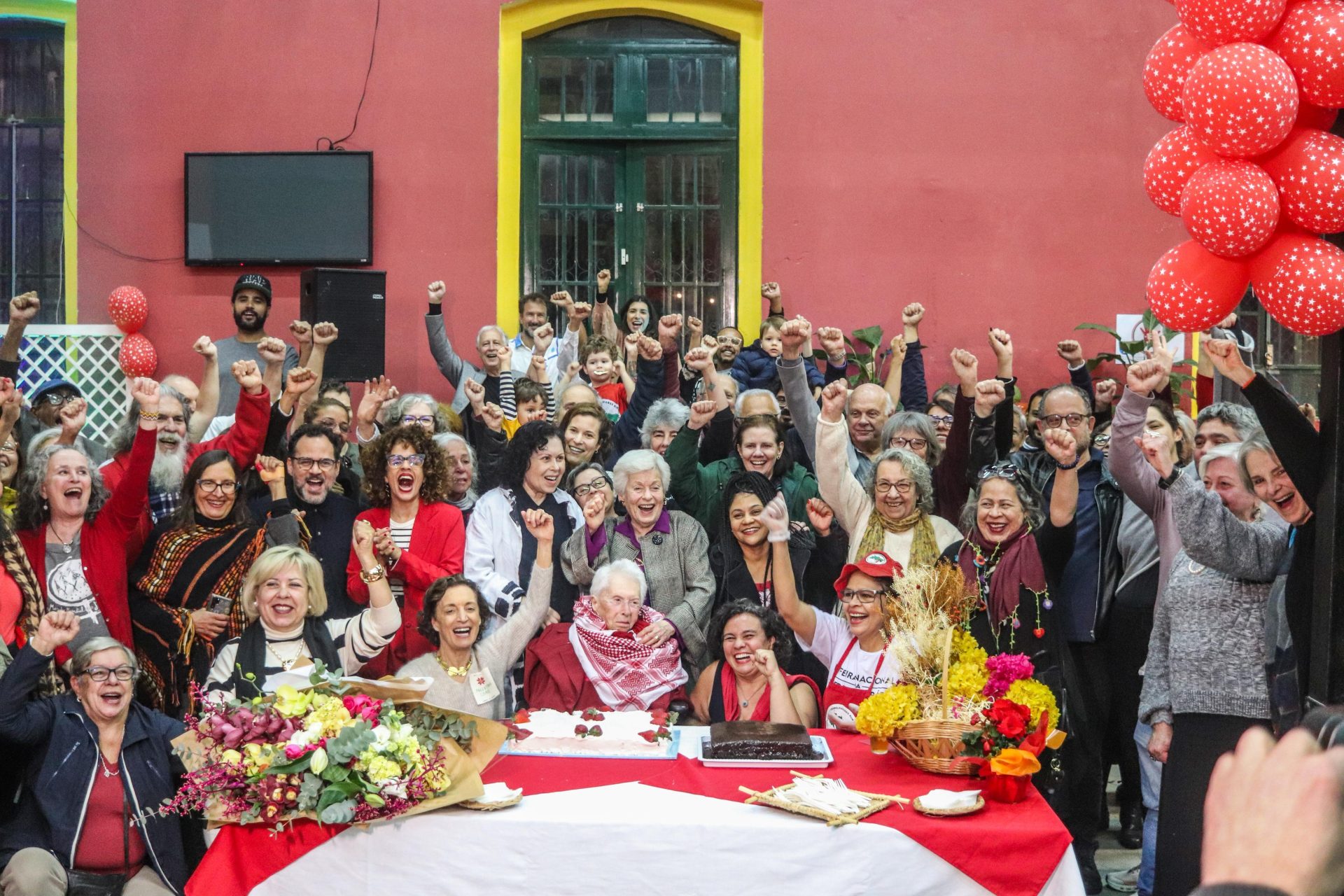 ‘Guardiã da história de luta do Brasil’: centenário de Clara Charf é celebrado por família e amigos em São Paulo (SP)