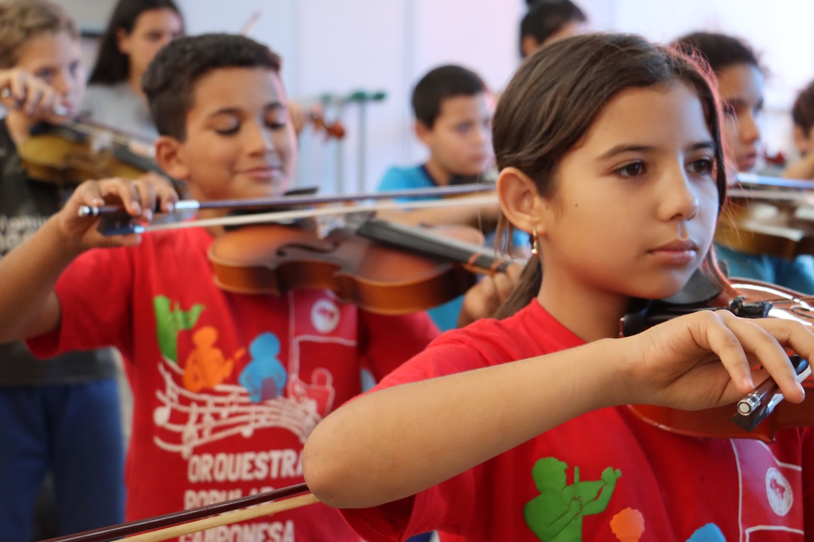 Mãos de plantar, colher e tocar instrumentos: conheça o projeto que une música, educação e agroecologia no estado do Paraná