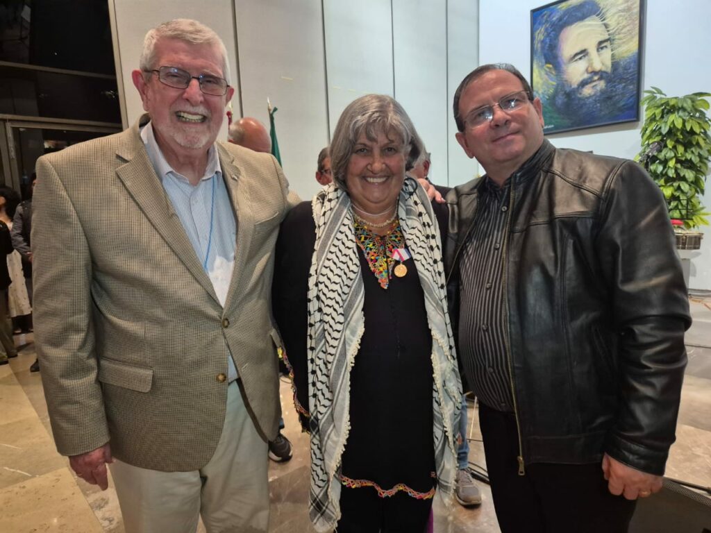 Em Cuba, Medalha da Amizade é concedida a Carmen Diniz Santos, do Brasil