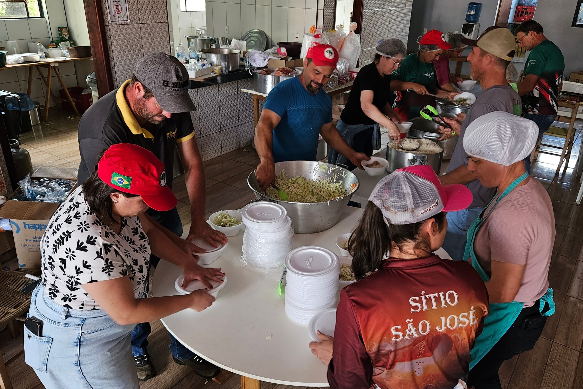 Famílias do MST se unem aos esforços para socorrer atingidos por tornado no Paraná