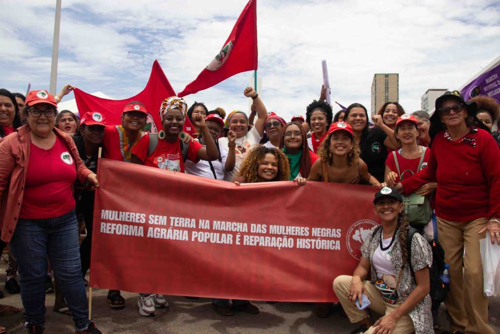 Mulheres Sem Terra marcam presença na Marcha das Mulheres Negras 2025