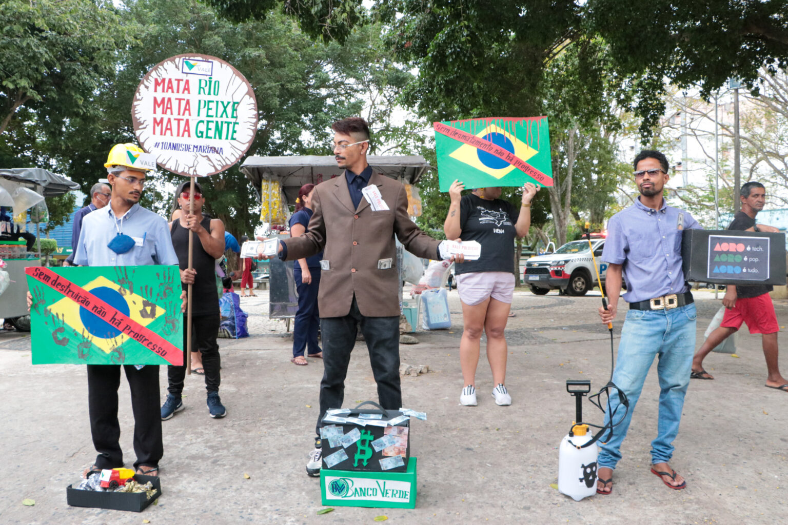 Intervenção artística do MST denuncia o ‘mercado da natureza’ em ponto turístico da sede da COP30