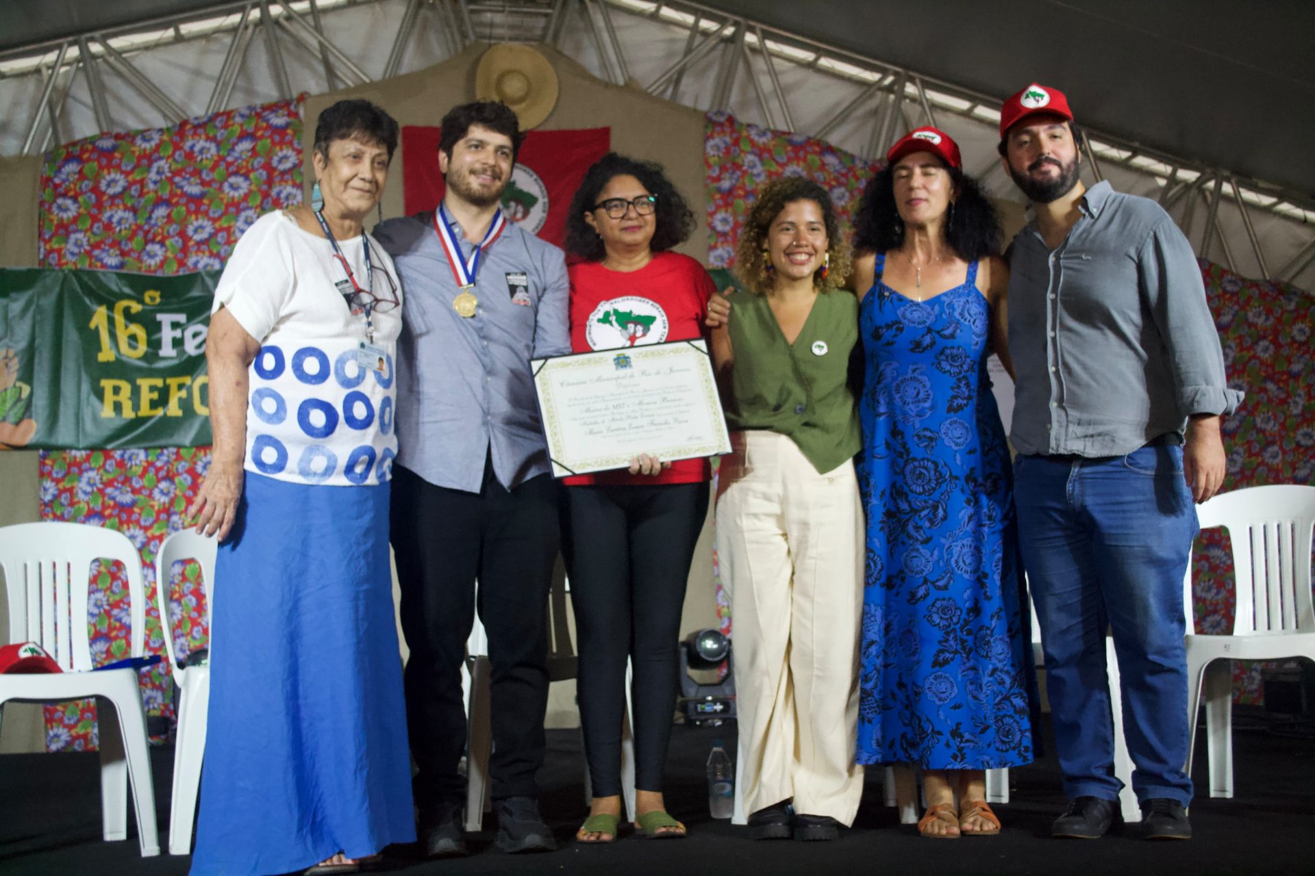 Durante Feira do MST, neto de Eunice Paiva recebe homenagem em nome da ativista por luta contra a ditadura