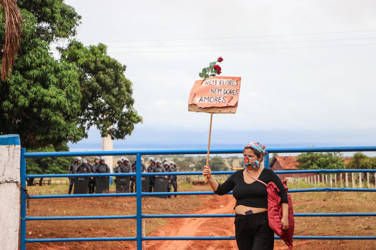 Polícia Militar de Tarcísio realiza despejo truculento contra trabalhadoras Sem Terra