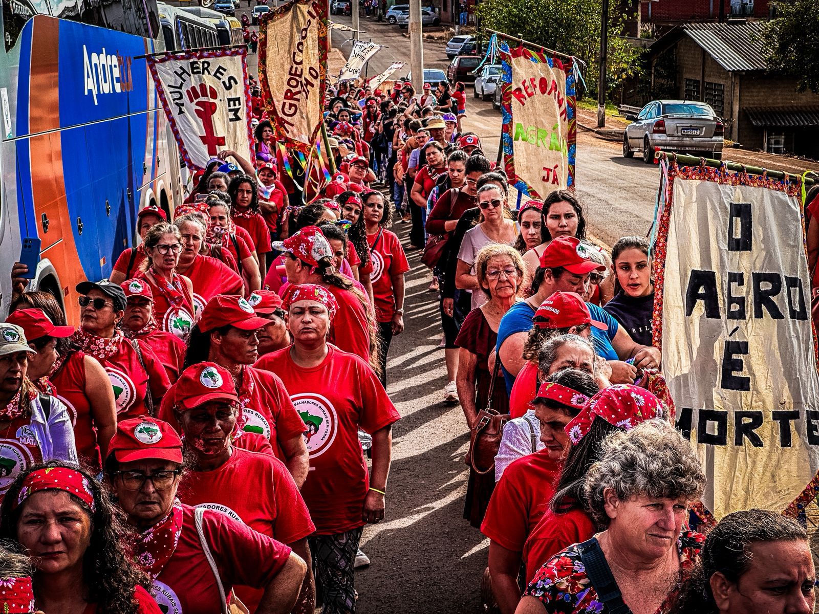 Em Rio Bonito do Iguaçu (PR), mulheres do MST marcham em defesa da natureza e da Reforma Agrária