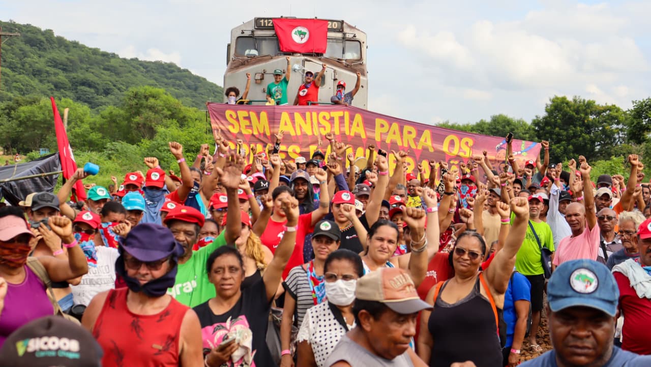 Após resistência, ocupação nos trilhos da Samarco é suspensa com avanços na pauta ambiental