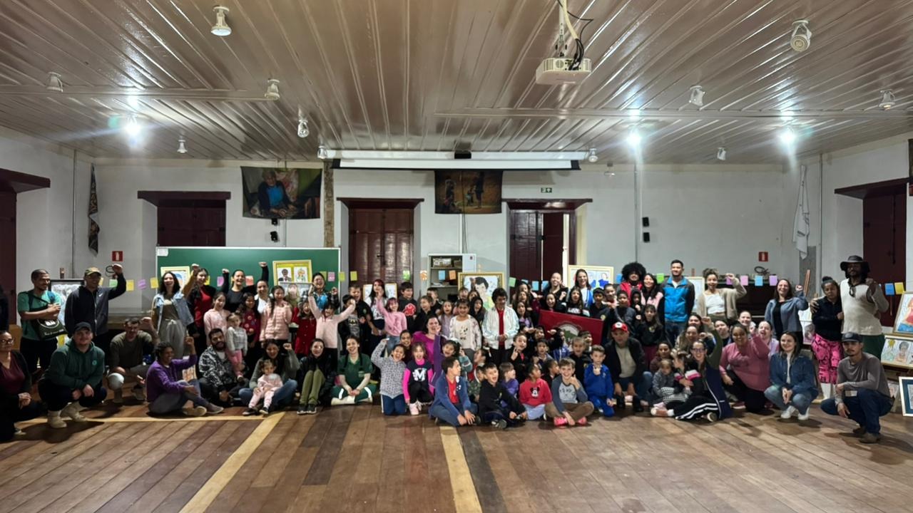 Em homenagem às mulheres, crianças do assentamento Contestado celebram história de Dona Alicinha