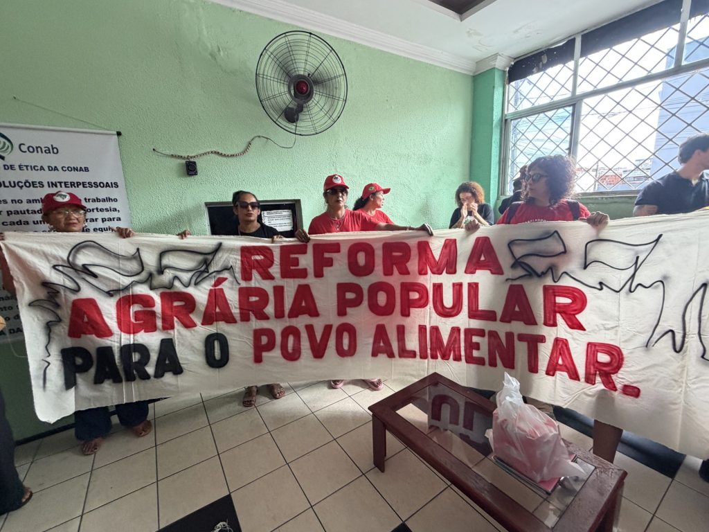 MST ocupa sede da CONAB no Ceará em protesto pela Reforma Agrária