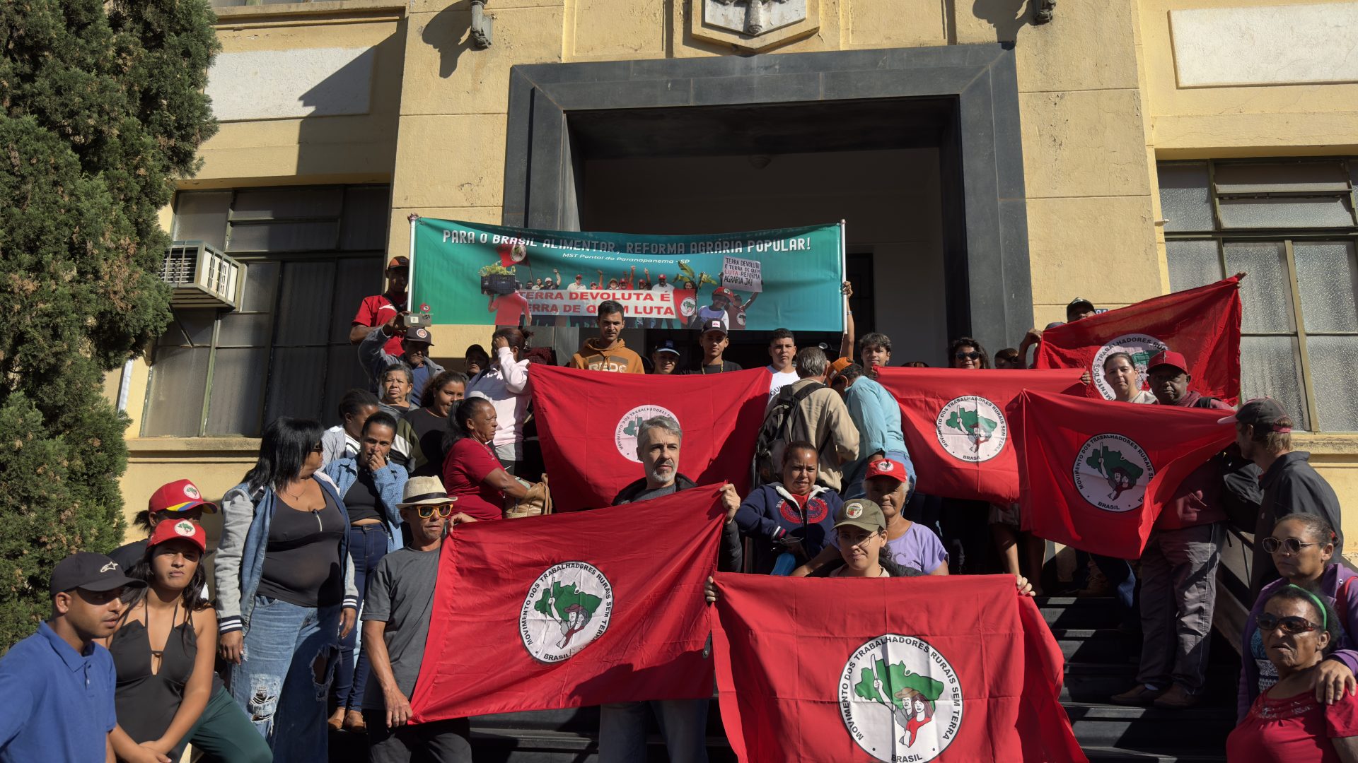 MST ocupa Procuradoria do Estado, em Presidente Prudente (SP)