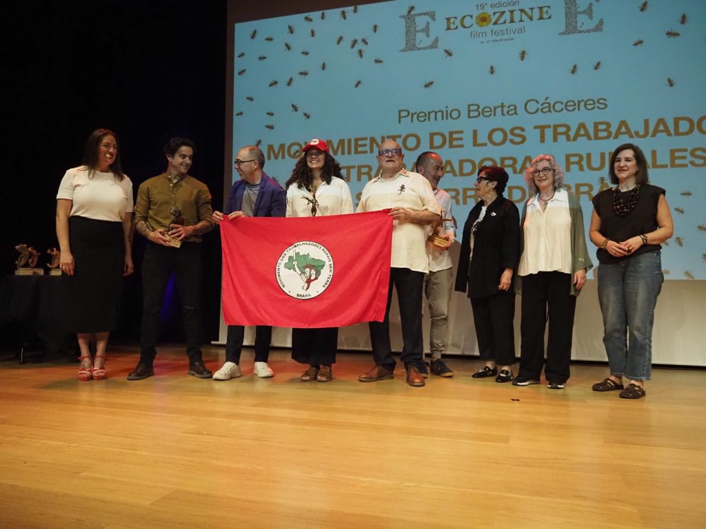 MST recebe Prêmio Berta Cáceres no Dia Internacional da Luta Camponesa