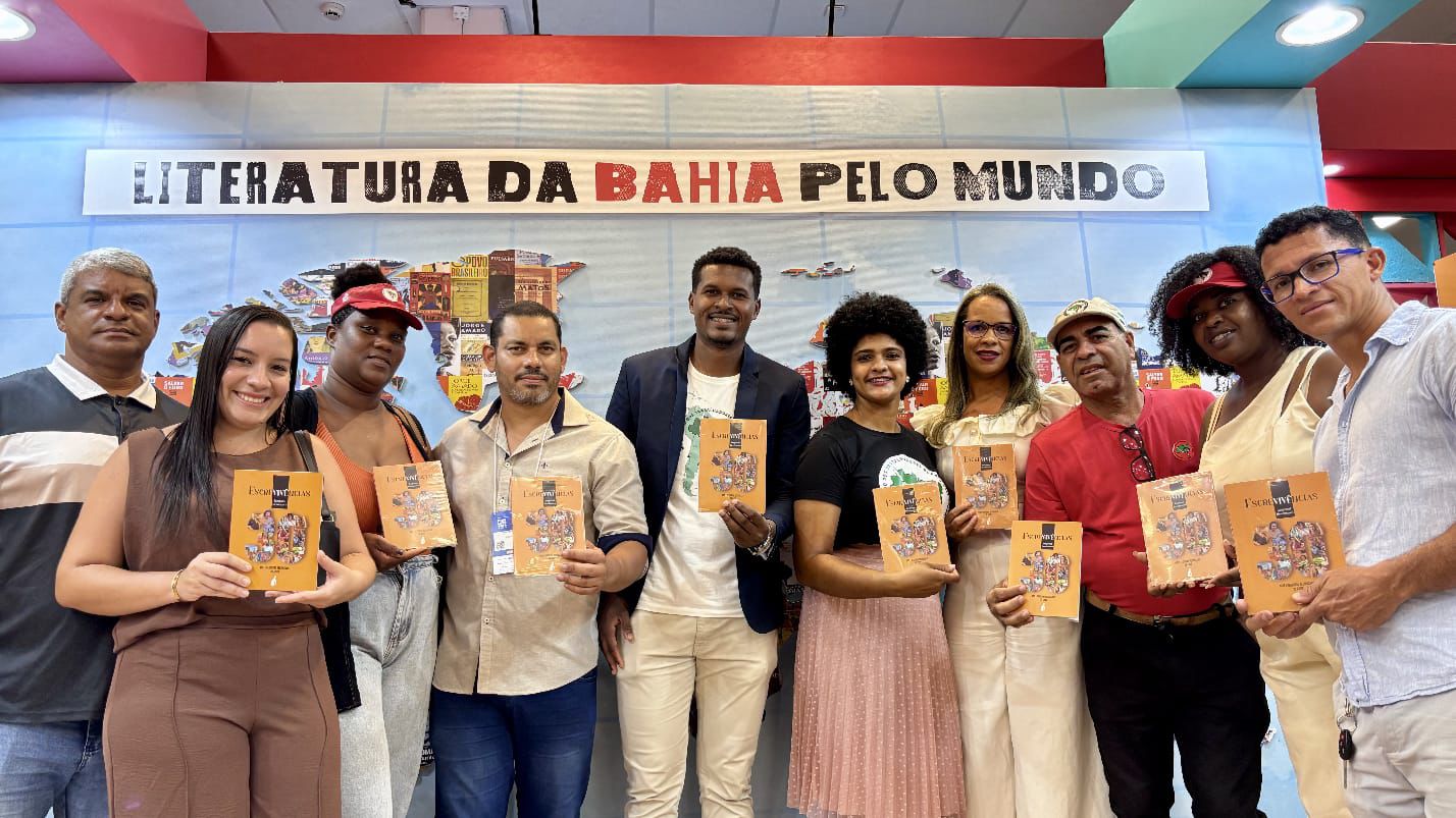 Militantes do MST fazem lançamento na Bienal do Livro em Salvador