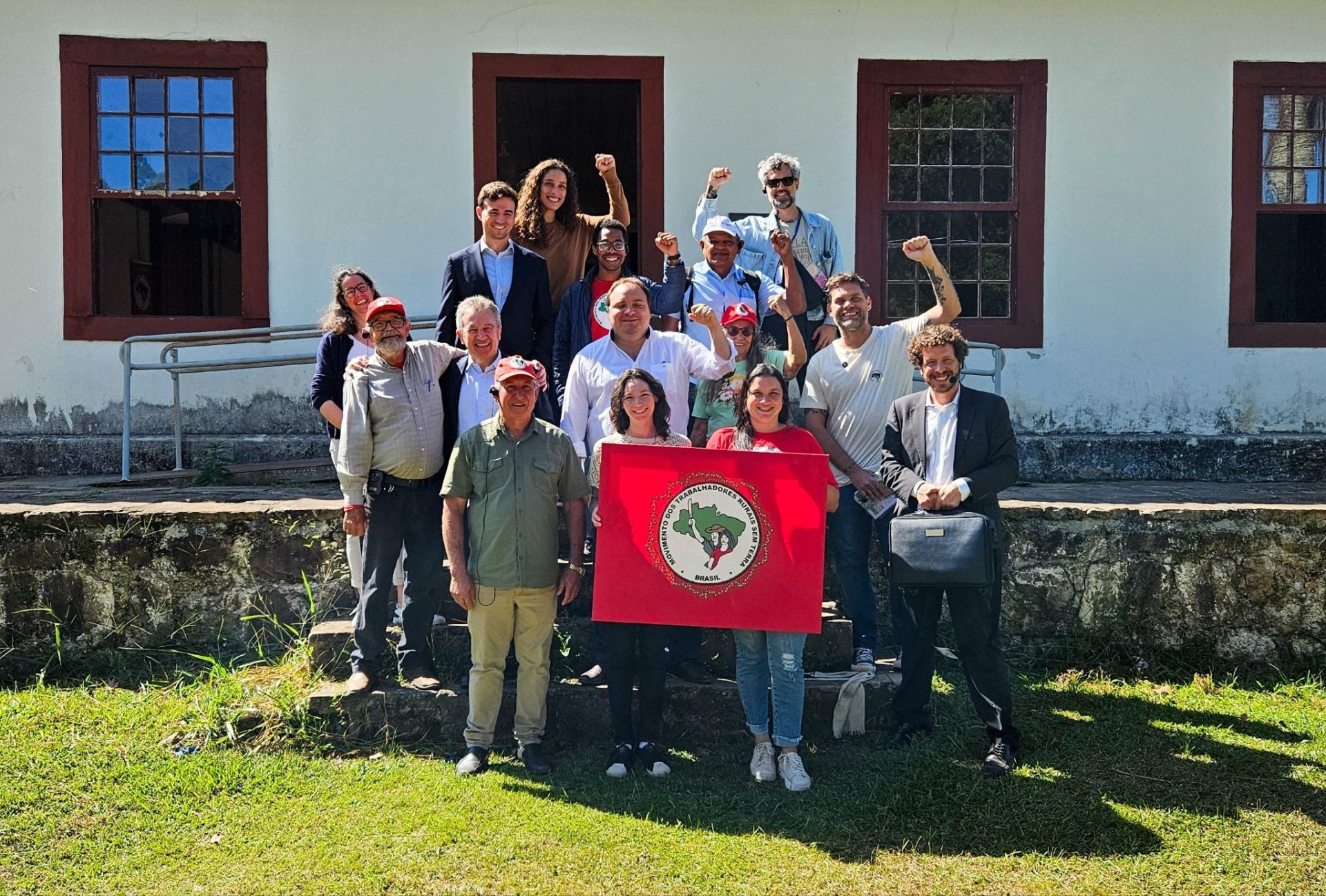 Senadores da França visitam cooperativa 100% agroecológica no assentamento Contestado, no PR