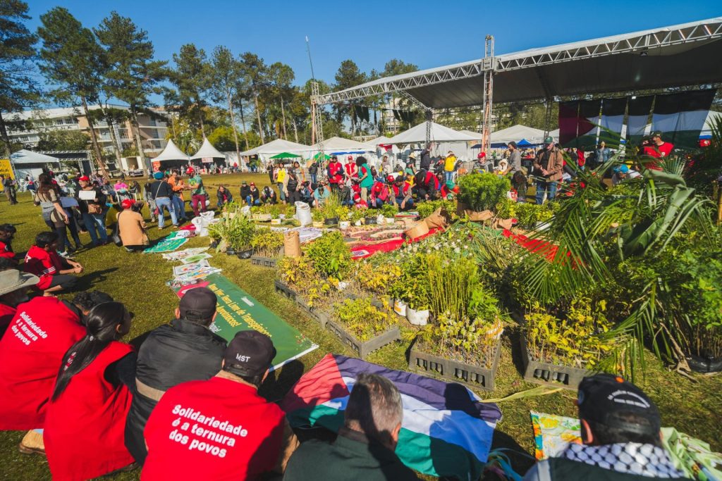23ª Jornada de Agroecologia termina com ato de solidariedade e partilha sementes e mudas