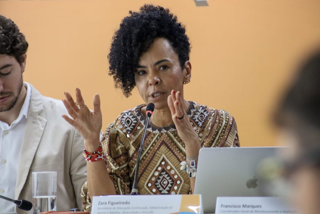 Solidariedade à professora Zara Figueiredo
