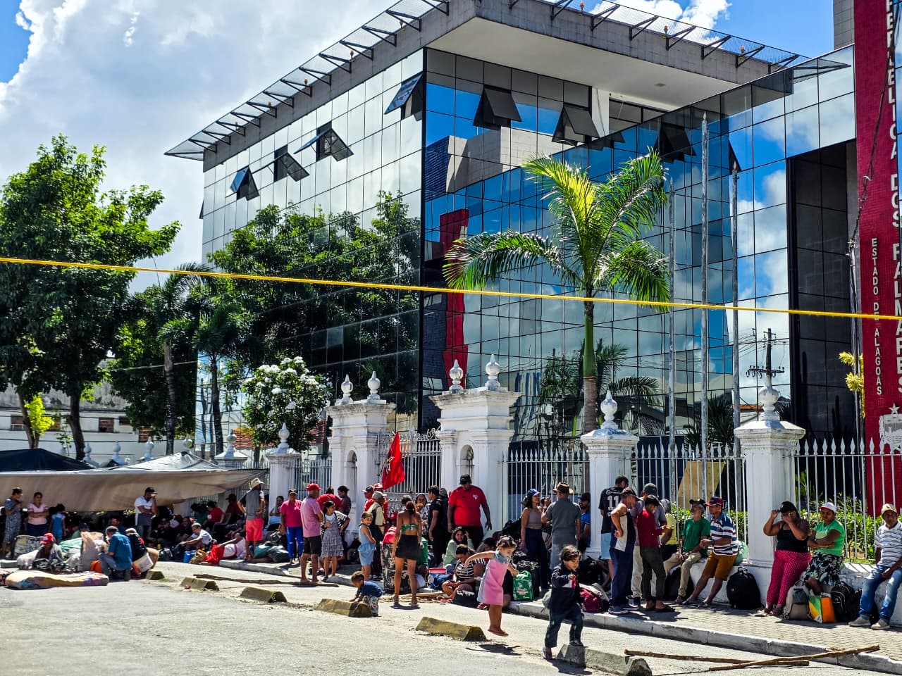 Sem Terra ocupam frente do Palácio do Governo de AL contra despejo de famílias em áreas da Laginha e Guaxuma