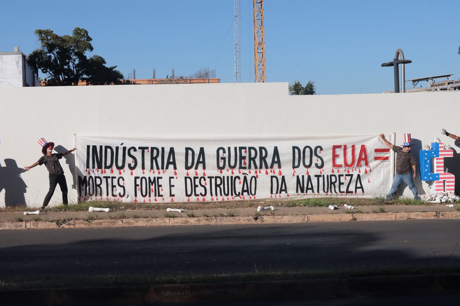 ‘Lucram com as guerras’: jovens do MST e Levante denunciam imperialismo estadunidense em Brasília