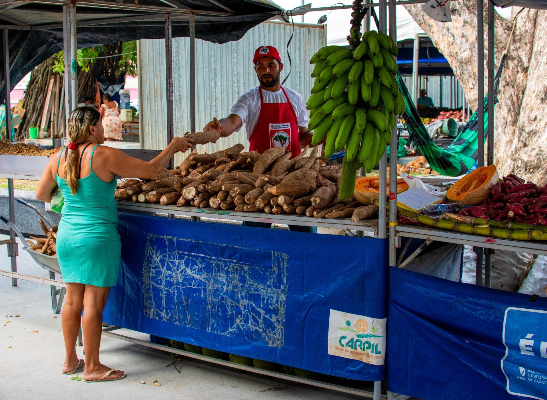 Feira do MST abre suas portas na Praça dos Martírios e cativa público de Maceió