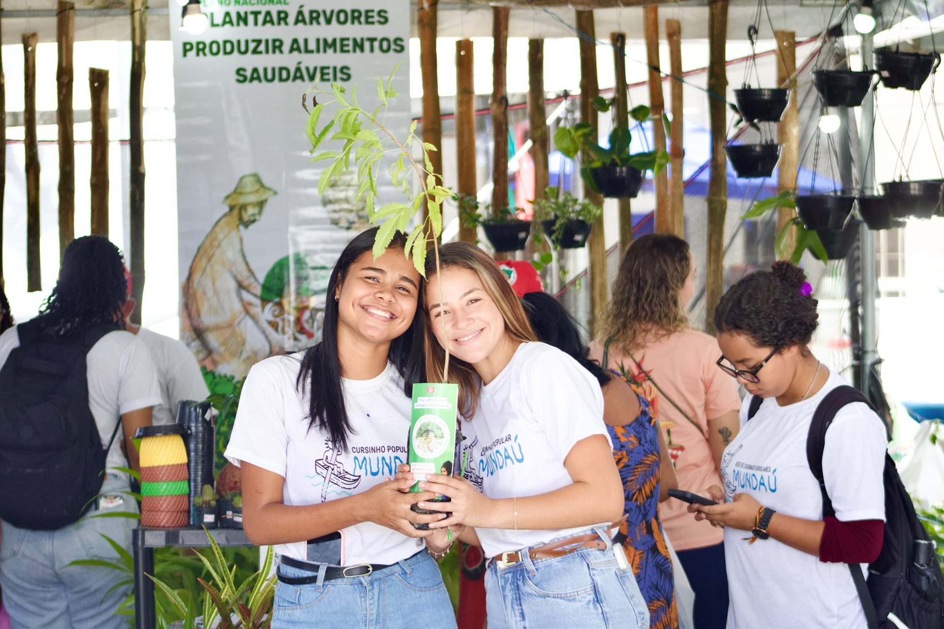 Estudantes de diversas instituições visitam Feira do MST em Maceió e conhecem de perto os frutos da amgricultura camponesa