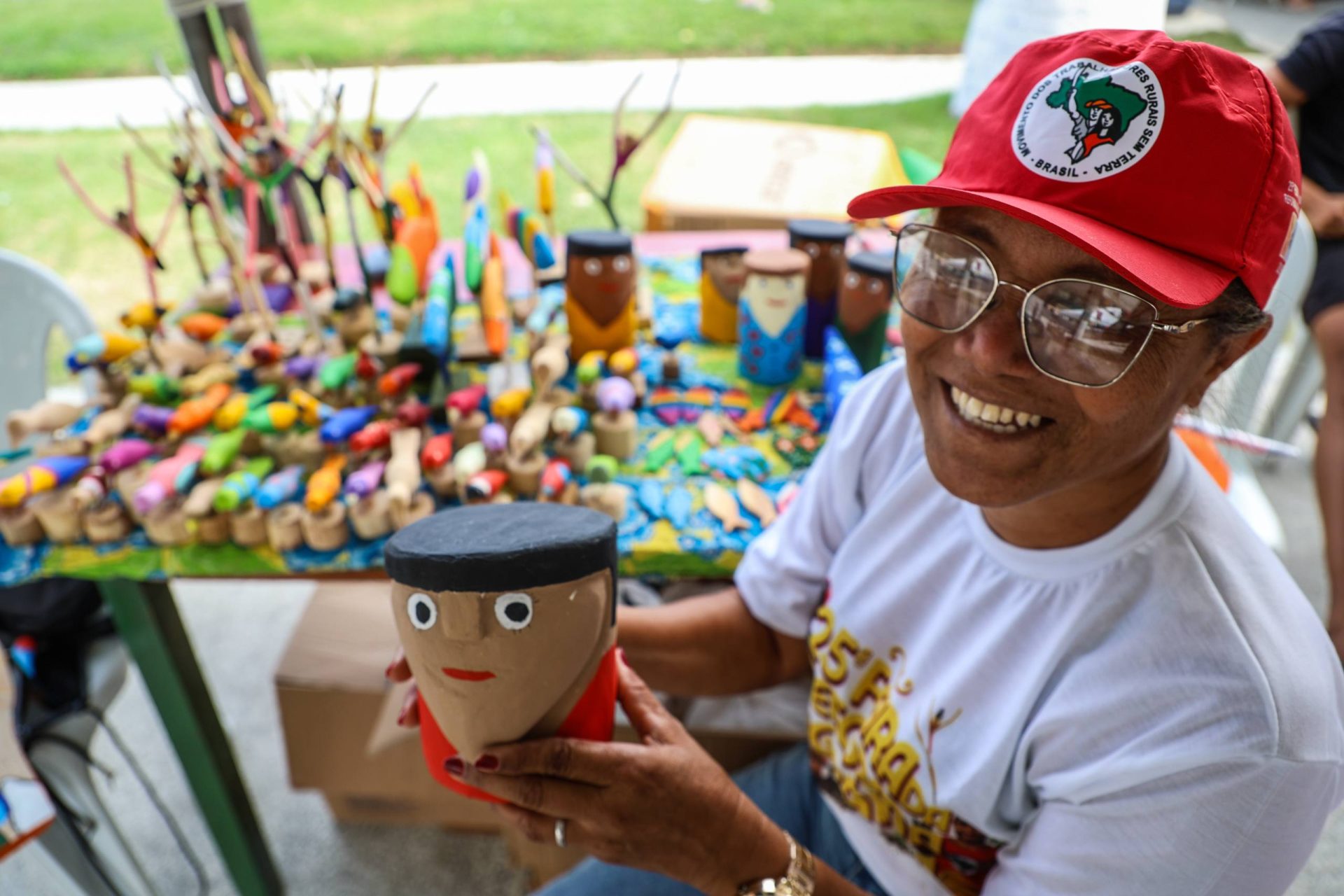 As mãos que plantam fazem o artesanato florescer na 25ª Feira da Reforma Agrária