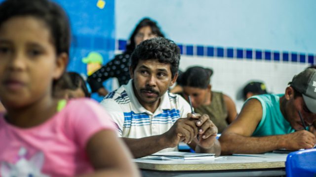 Dentre os objetivo do Sim, eu Posso, está a emancipação de jovens e de adultos que aprendem a ler, escrever e fazer contas, sempre permeando o aprendizado com a realidade local (Foto: MST)