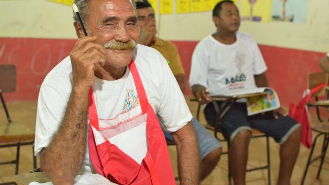Na proposta educacional do MST, a sabedoria tradicional do povo brasileiro ganha mais uma ferramenta o lápis (Foto: Juliana Adriano)