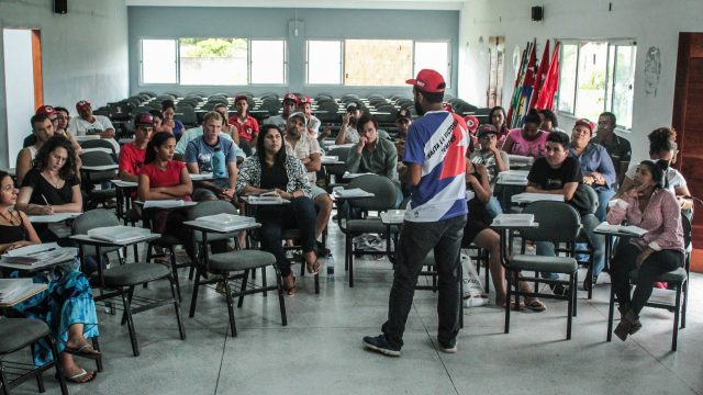 O programa Sim, eu Posso é inspirado no método cubano Yo, sí puedo, e foi adaptado pelo MST para as condições culturais e sociais brasileiras (Foto: MST)